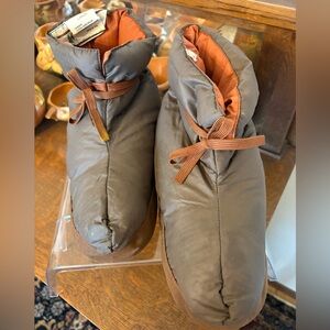 REI USA Brown Down camping Booties Size Large Nylon Shell Non Slip Soles